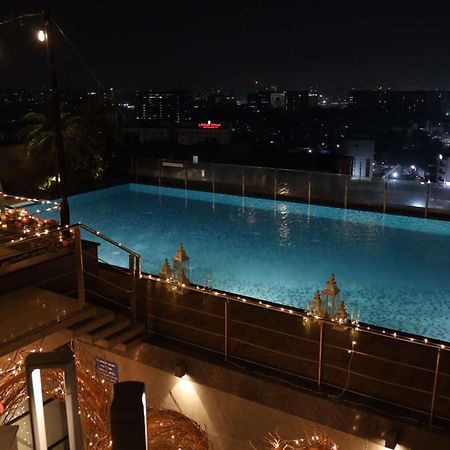 Radisson Blu Mumbai International Airport Hotel ภายนอก รูปภาพ Infinity pool at the 10th floor of the hotel