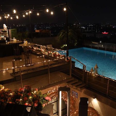 Radisson Blu Mumbai International Airport Hotel ภายนอก รูปภาพ The pool at the rooftop bar