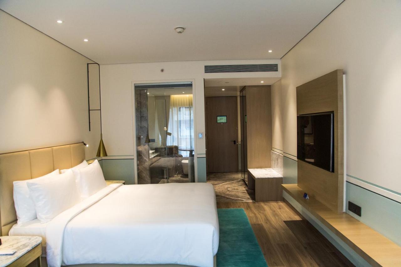 Radisson Blu Mumbai International Airport Hotel ภายนอก รูปภาพ A room at the hotel