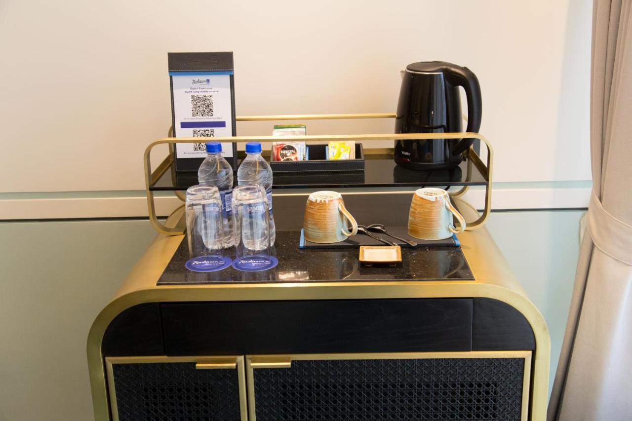 Radisson Blu Mumbai International Airport Hotel ภายนอก รูปภาพ A tea and coffee making trolley in a hotel room