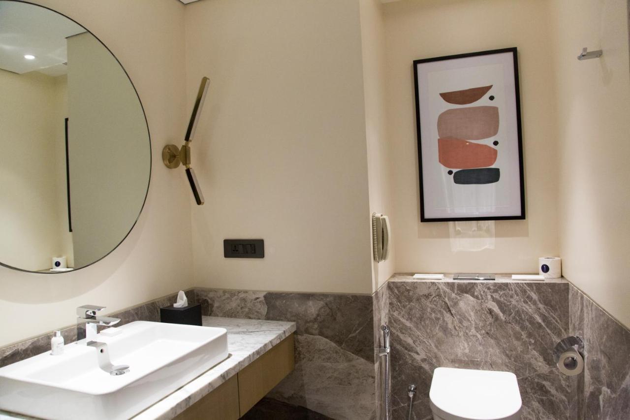 Radisson Blu Mumbai International Airport Hotel ภายนอก รูปภาพ Bathroom