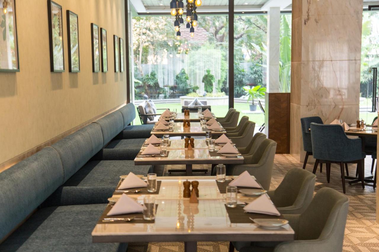 Radisson Blu Mumbai International Airport Hotel ภายนอก รูปภาพ The restaurant