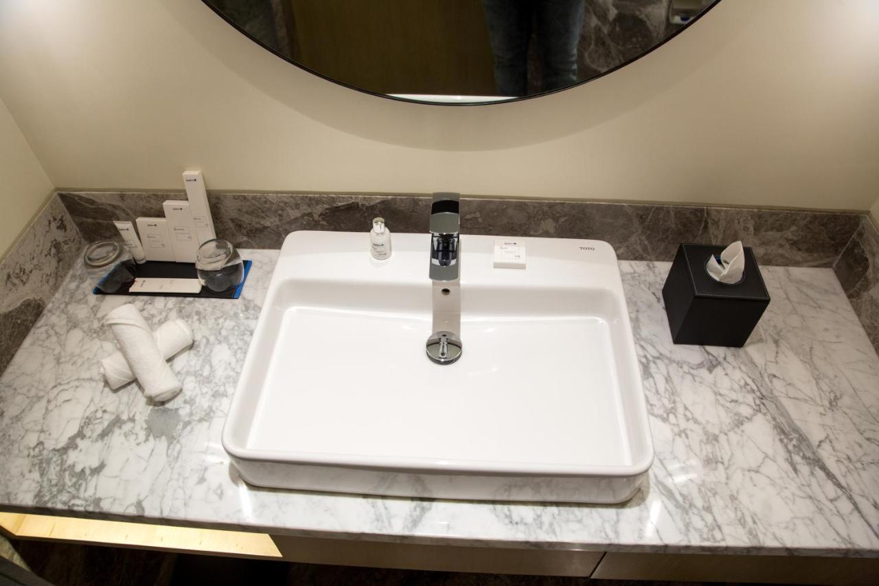 Radisson Blu Mumbai International Airport Hotel ภายนอก รูปภาพ A washbasin