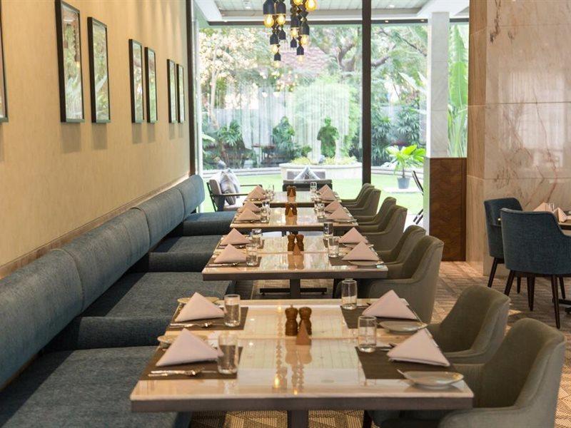 Radisson Blu Mumbai International Airport Hotel ภายนอก รูปภาพ The interior of the restaurant