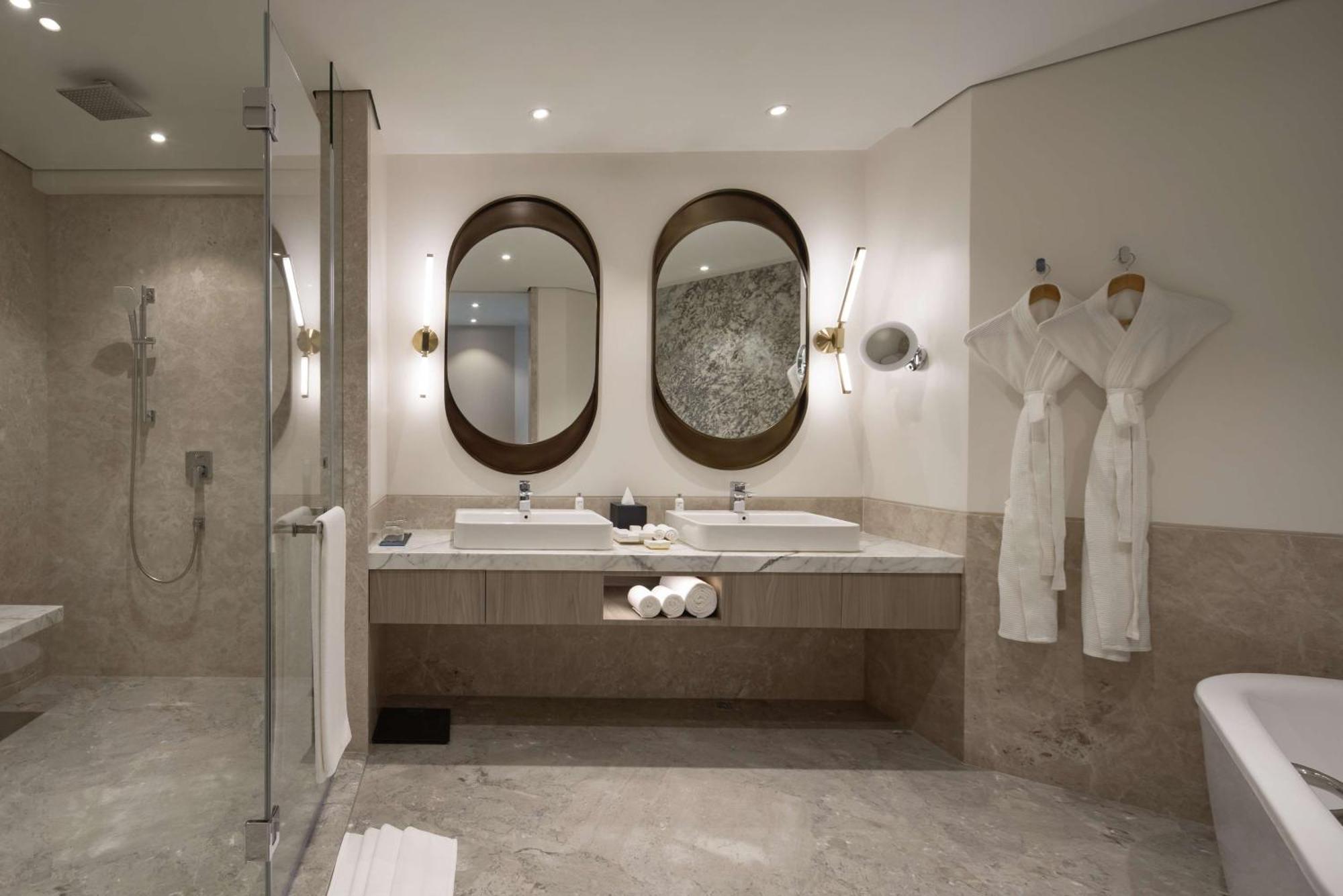 Radisson Blu Mumbai International Airport Hotel ภายนอก รูปภาพ Bathroom