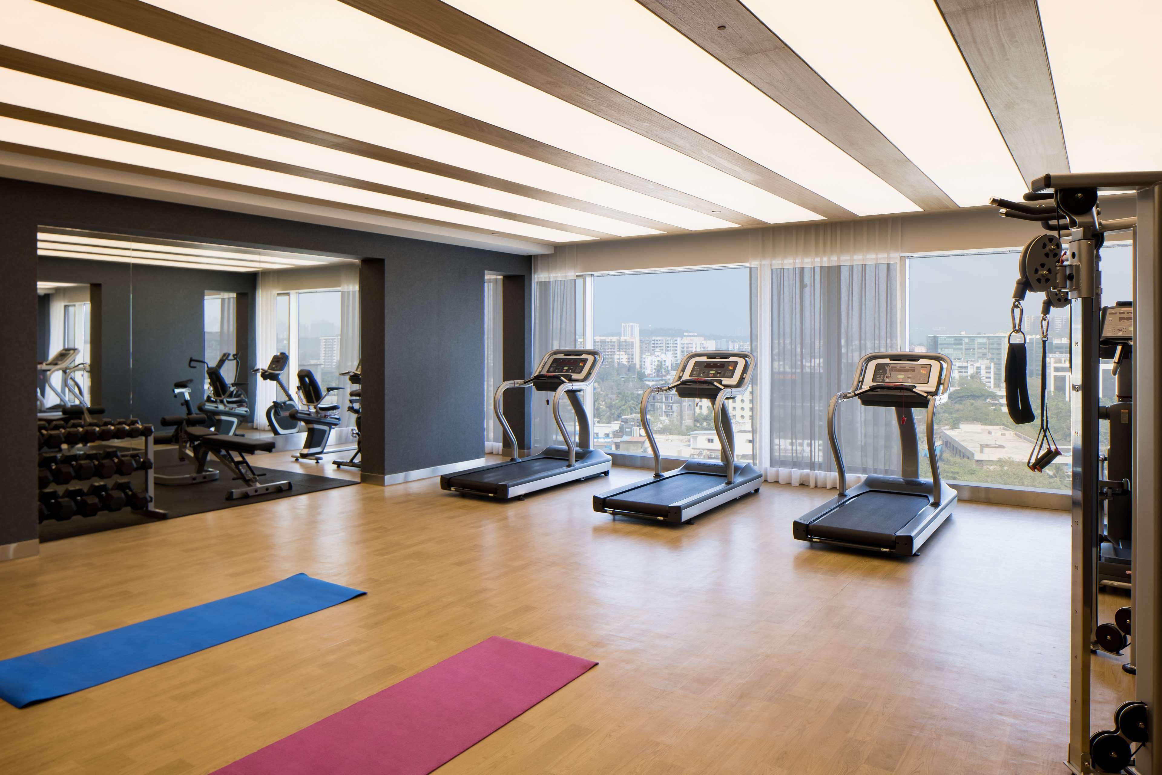 Radisson Blu Mumbai International Airport Hotel ภายนอก รูปภาพ The gym at the hotel