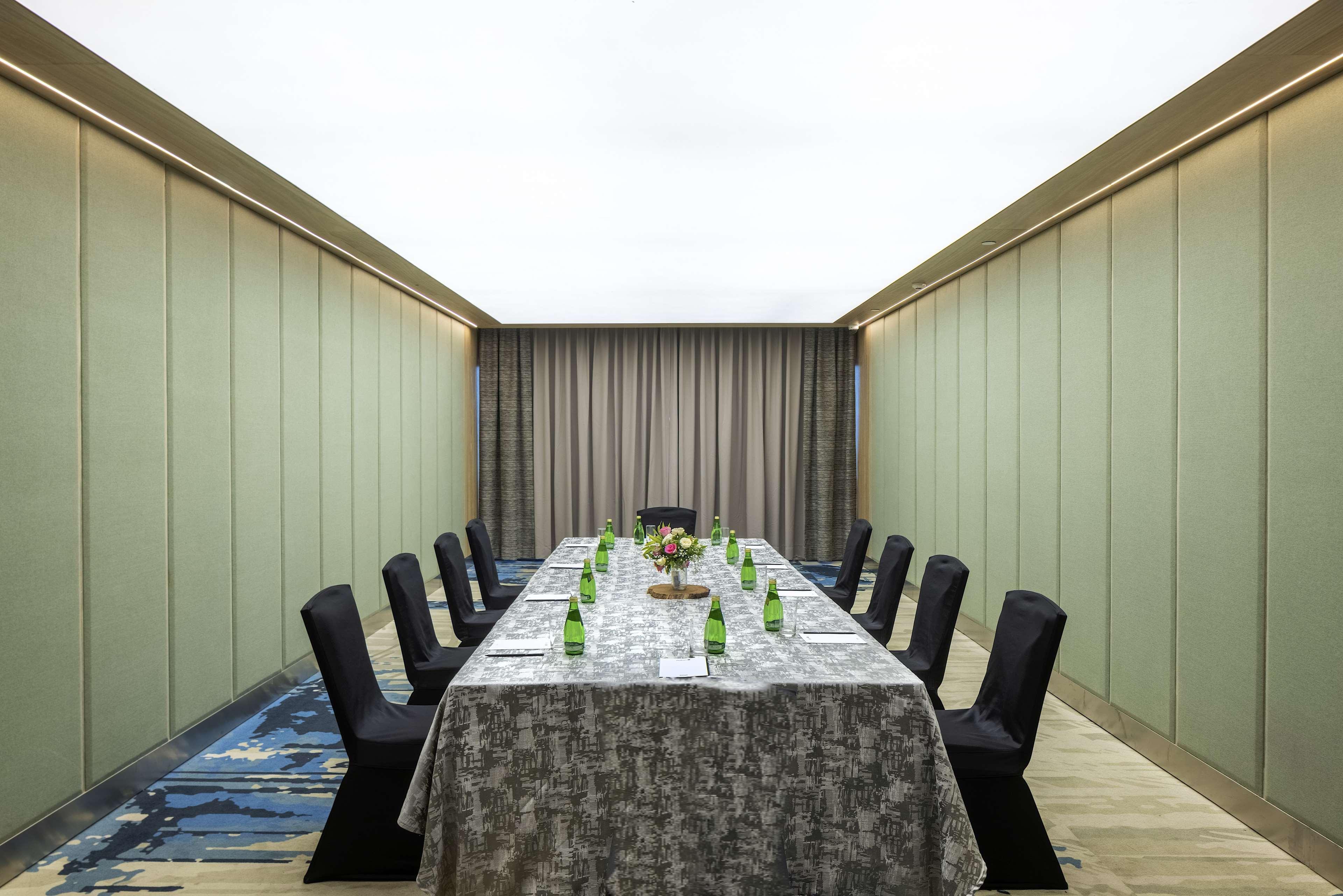Radisson Blu Mumbai International Airport Hotel ภายนอก รูปภาพ The meeting room