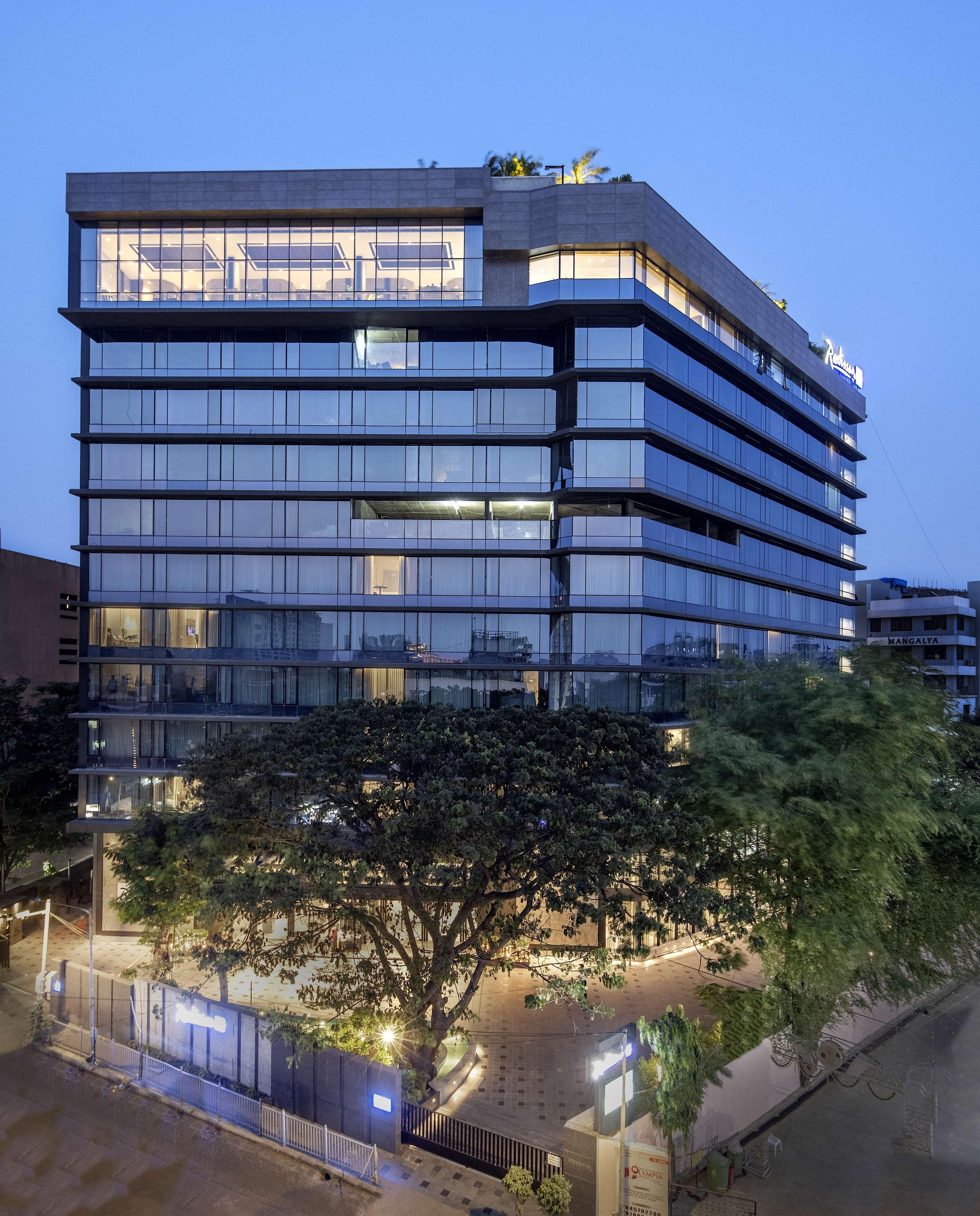 Radisson Blu Mumbai International Airport Hotel ภายนอก รูปภาพ The new building of the University of Texas MD Anderson Cancer Center
