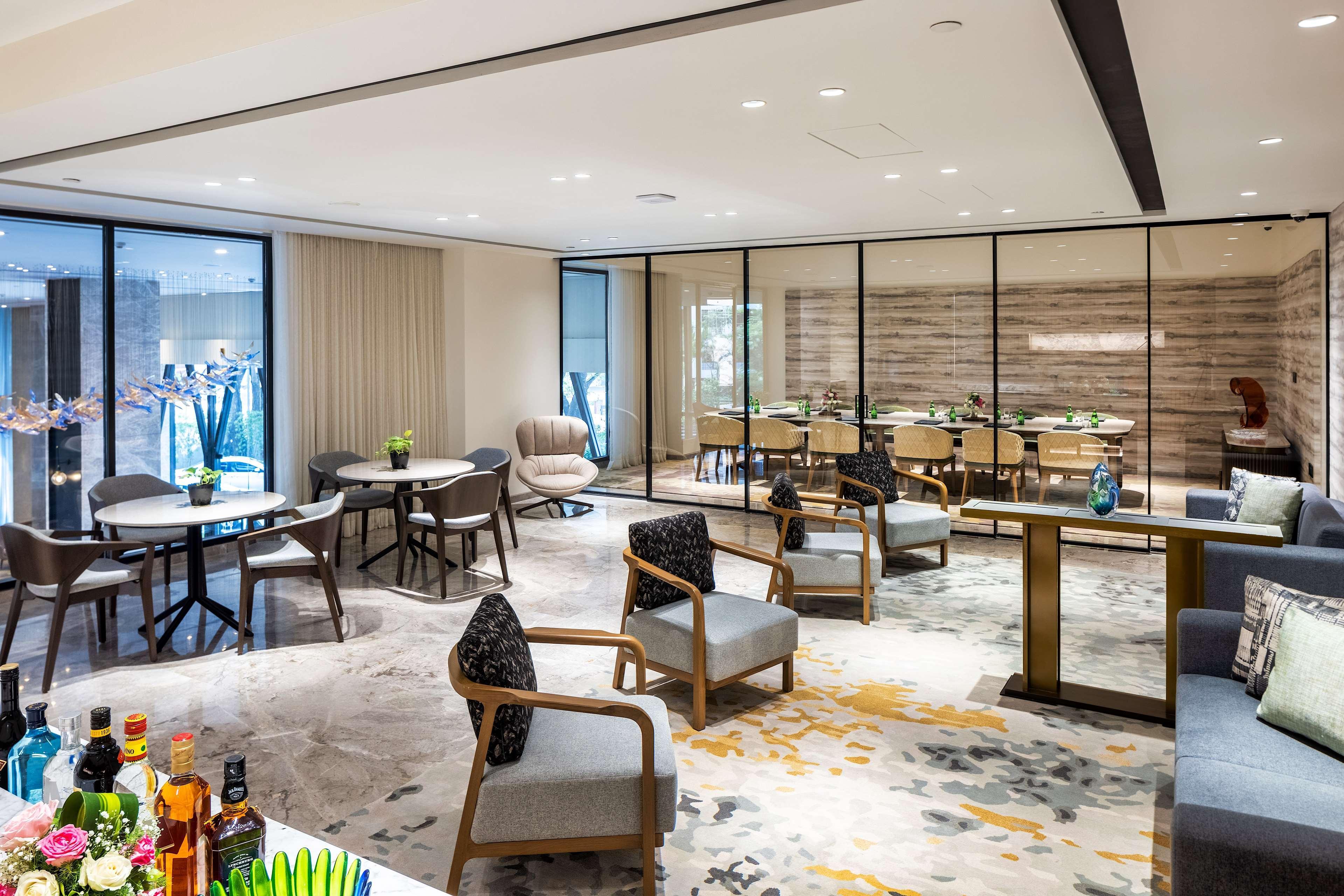 Radisson Blu Mumbai International Airport Hotel ภายนอก รูปภาพ The Club lounge at Hong Kong International Airport