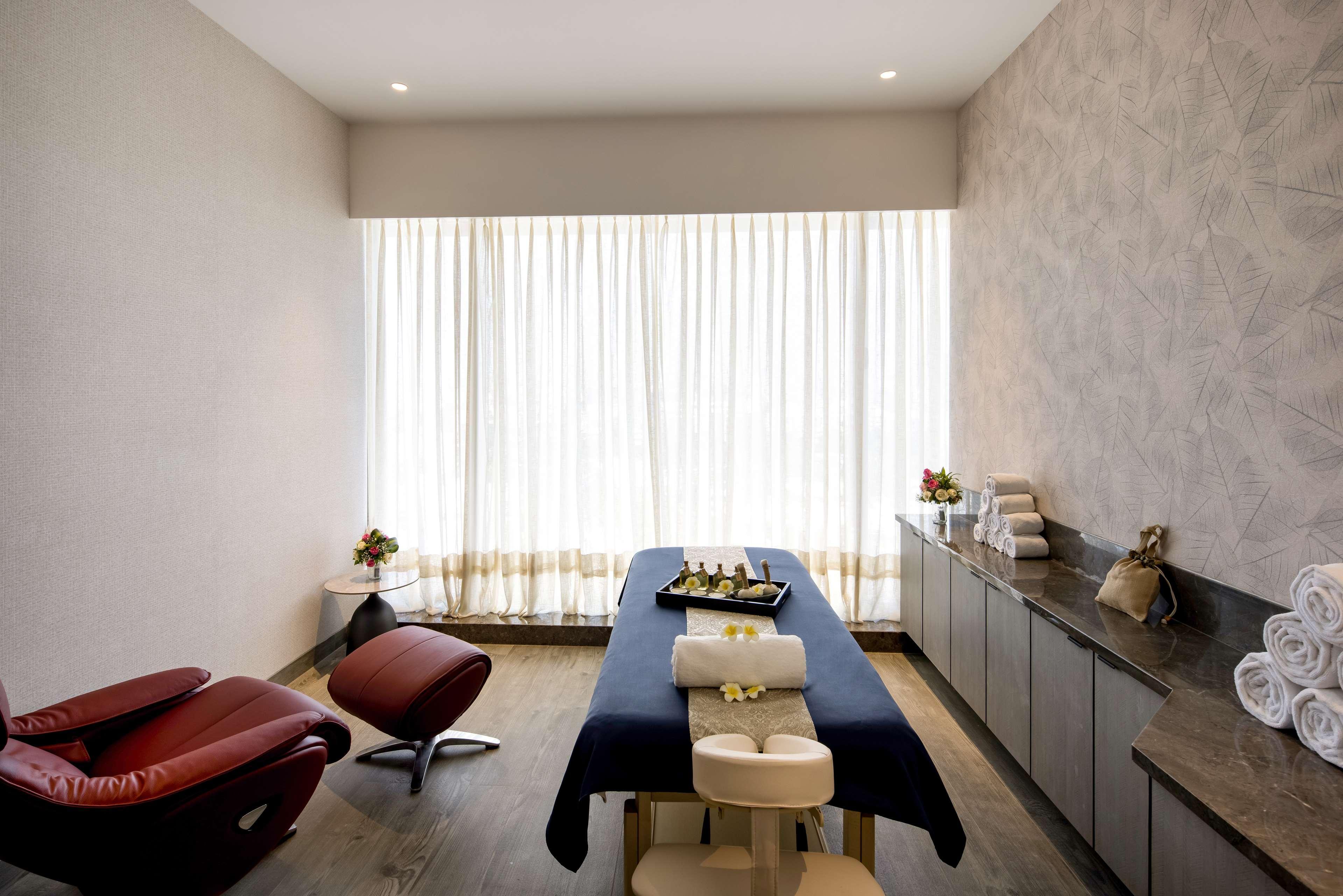 Radisson Blu Mumbai International Airport Hotel ภายนอก รูปภาพ A treatment room at the spa