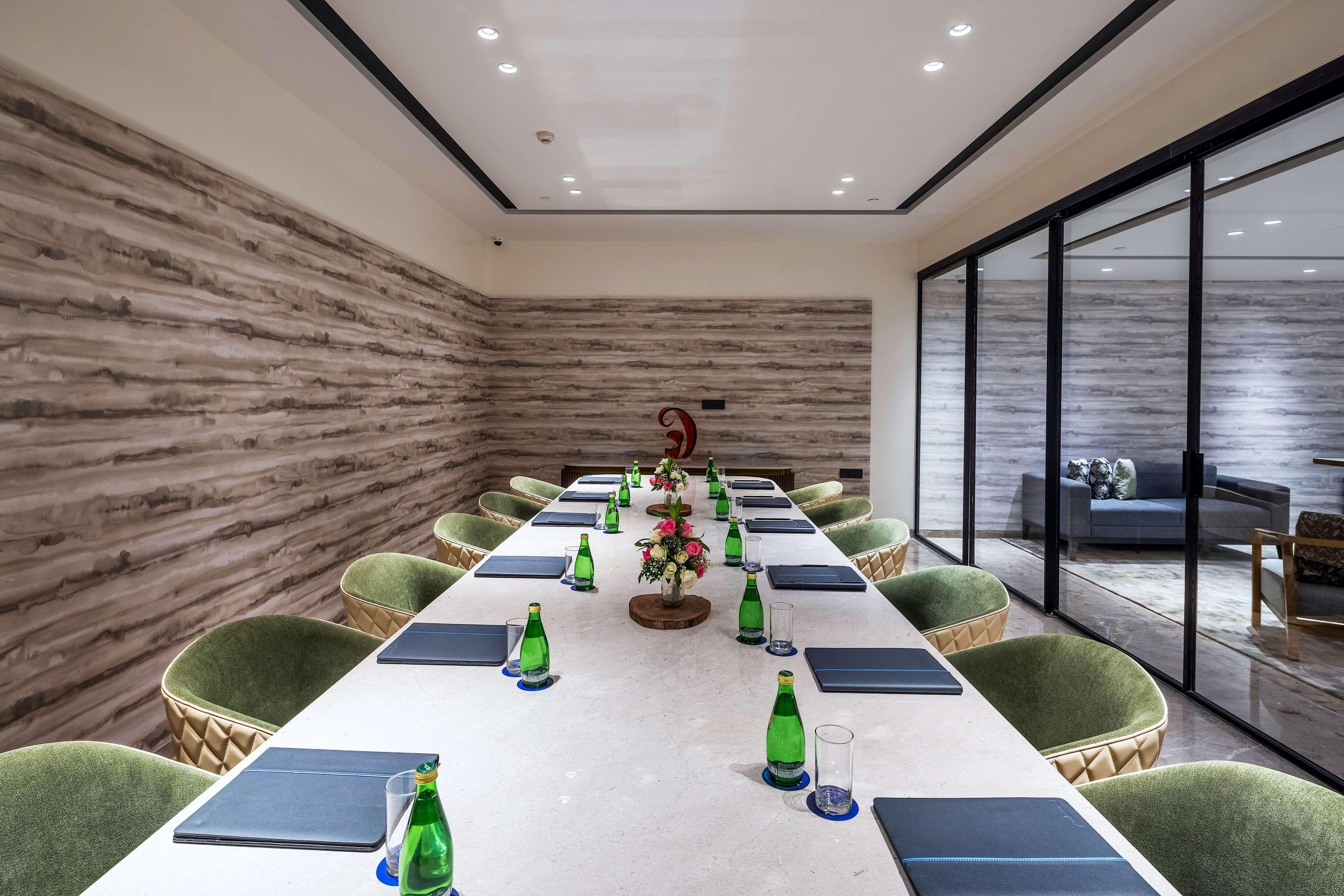 Radisson Blu Mumbai International Airport Hotel ภายนอก รูปภาพ Meeting room at the hotel