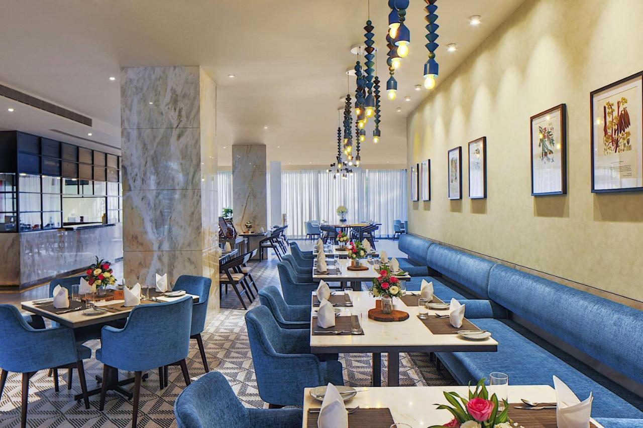Radisson Blu Mumbai International Airport Hotel ภายนอก รูปภาพ The restaurant
