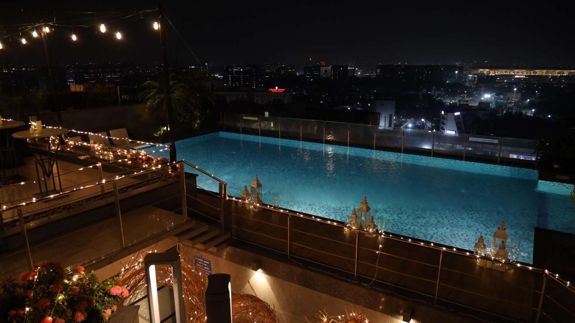 Radisson Blu Mumbai International Airport Hotel ภายนอก รูปภาพ Infinity pool at the 10th floor of the hotel
