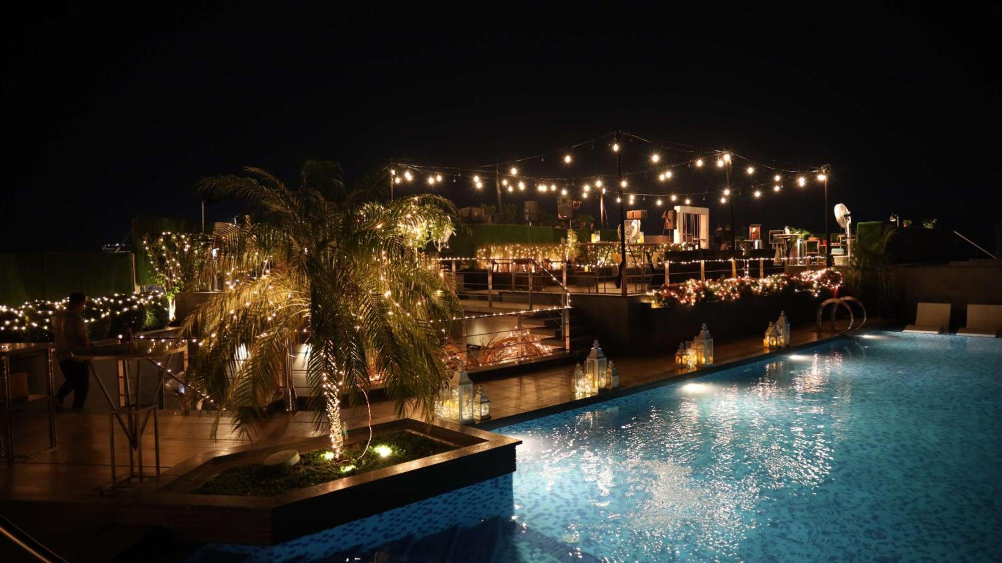 Radisson Blu Mumbai International Airport Hotel ภายนอก รูปภาพ The resort at night